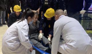 电梯按钮怎么按 女子用脚按电梯按钮