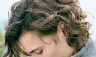 男生留长发过渡期发型怎么烫 男生好看的长发发型